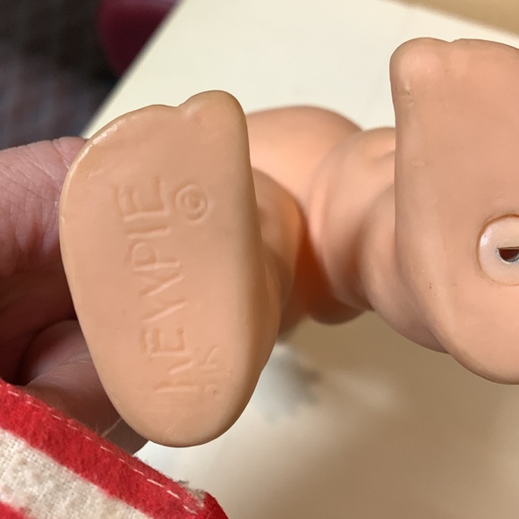 Kewpie doll Cameo squeaks - Picture 7 of 8